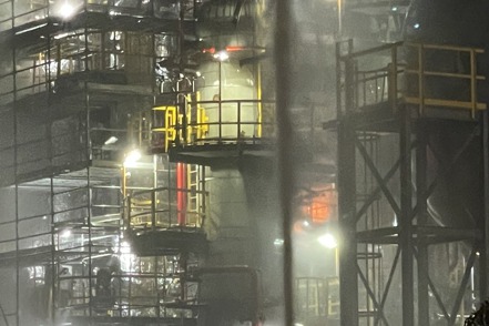 中油林園廠新三輕工場昨晚驚傳火警，消防人員在現場持續噴射水霧稀釋乙烯濃度。記者王勇超／翻攝
