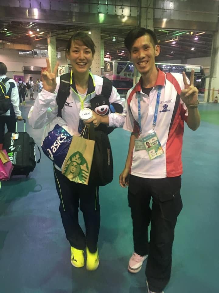 台灣球迷在2017年就和20歲的大谷太太田中真美子合照，網友笑稱大谷輸了。圖取自棒球狂之詩粉絲團