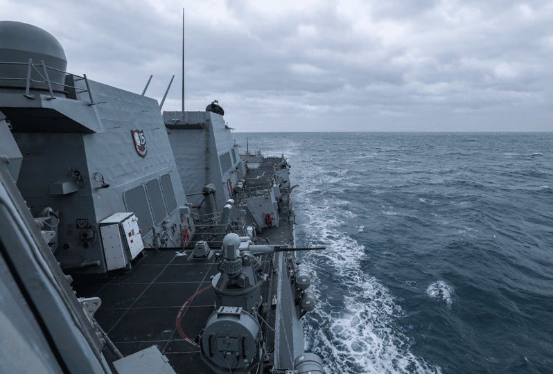 美中戰略競爭，台灣仍是最敏感議題，圖為美國「芬恩號」驅逐艦穿越台灣海峽。圖/取自美軍第七艦隊官方網站