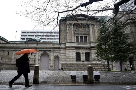 日經新聞報導，日本銀行（央行）可望決議終結負利率與殖利率曲線控管（YCC），將是2007年2月來首次升息，象徵長期寬鬆貨幣政策的重大轉變。圖為日本央行建築物外觀。彭博資訊