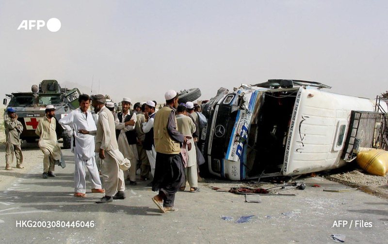 阿富汗南部海曼德省（Helmand）內今天發生巴士與油罐車和摩托車相撞的事故，造成21人死亡、38人受傷。圖截自X帳號@AFP