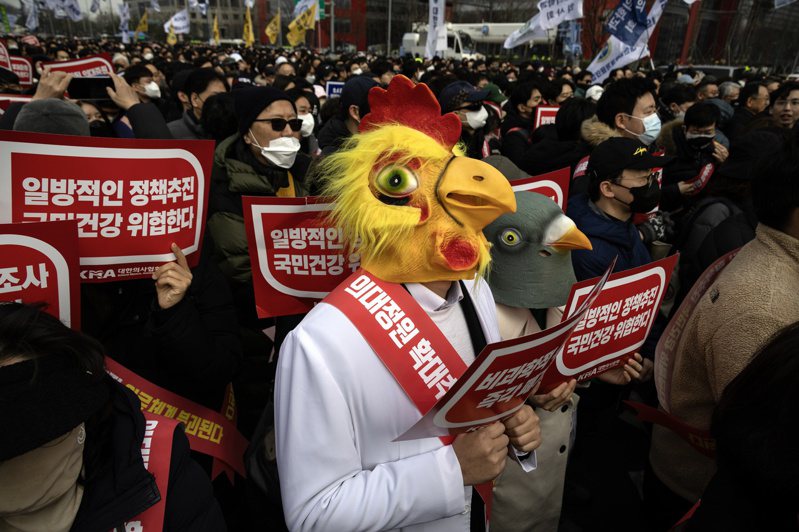 因不滿政府增招醫學生政策而引發的南韓住院醫師罷工潮逐漸擴大，但政府仍堅持要增加招生2000人，強調應根除醫界利用集體行動達成訴求的文化。圖為南韓首爾舉行的反對政府醫療政策的醫生集會上。歐新社資料照