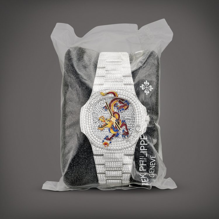 百達翡麗型號5720，白金鑲鑽鍊帶腕表裝飾琺瑯龍紋圖案，原廠未開封，約2012年製，估價3,20萬港元起。圖／蘇富比提供