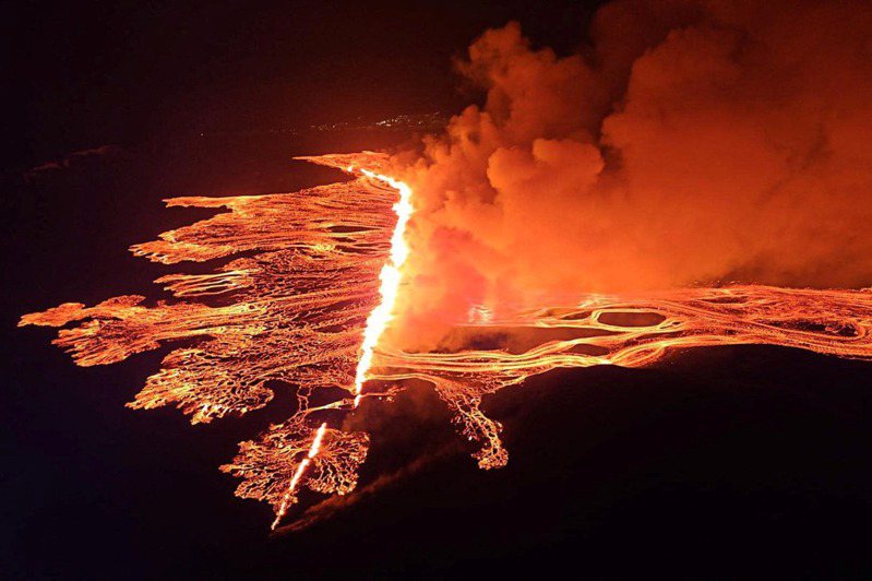 冰島氣象局證實西南端雷克雅內斯半島火山16日晚間噴發，這是繼去年12月至今第4度噴發，裂縫口長達2.9公里，源源不絕的熔岩噴泉噴射而出後迅速向兩側蔓延，亮橙熔岩與漆黑夜空形成鮮明對比。路透