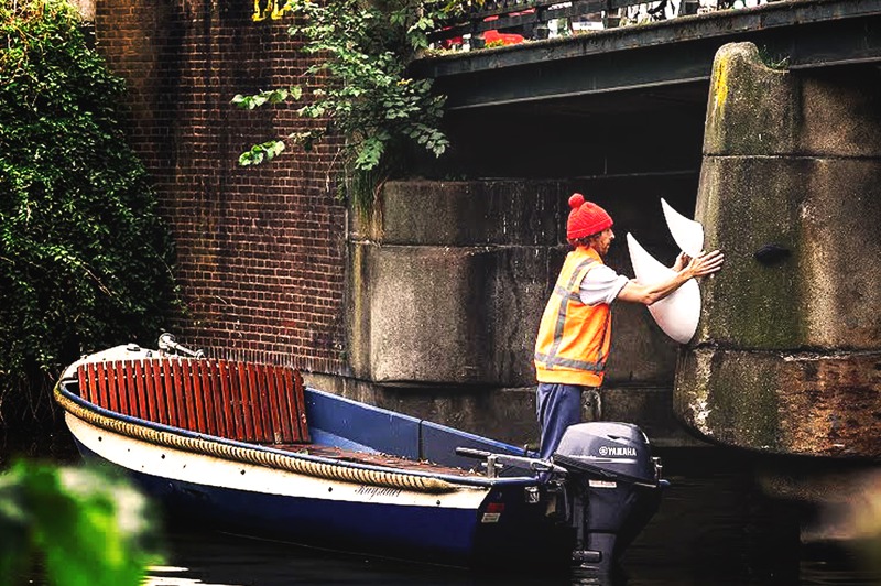 荷蘭藝術家法蘭奇通常選白天裝設作品，穿著螢光橘的條紋背心，看起來就像市府清潔員。圖／取自法蘭奇IG