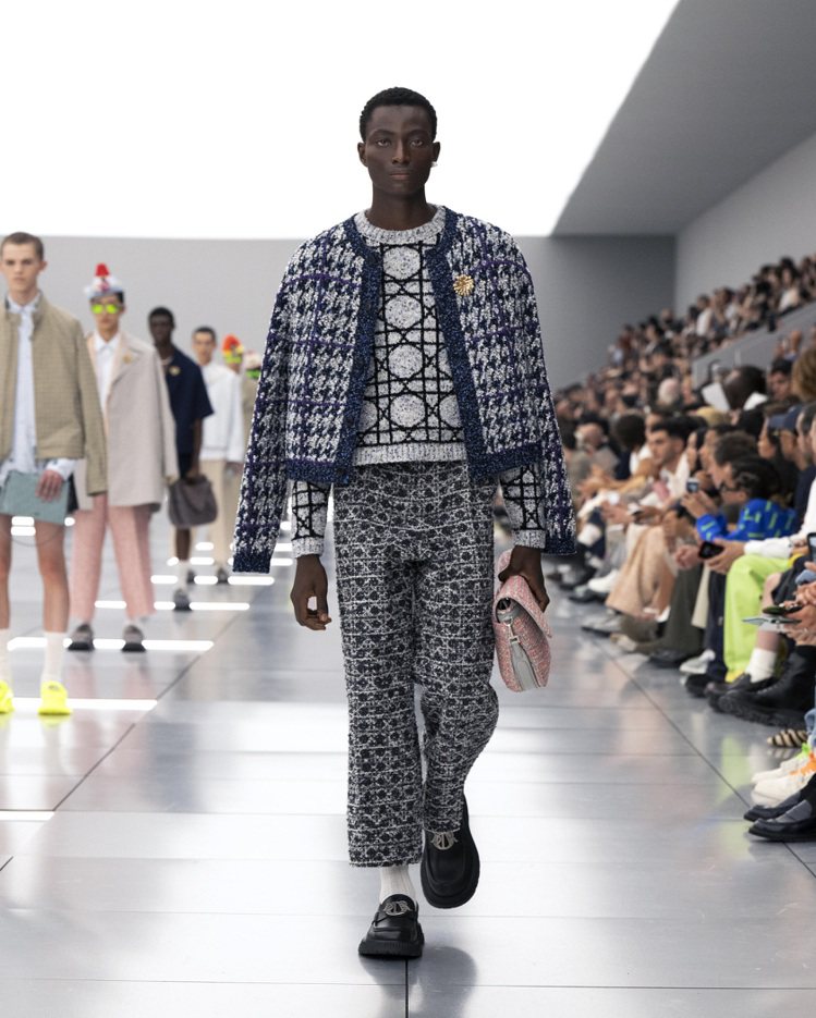由Dior男裝創意總監Kim Jones所發想的2024夏季男裝系列在品牌標誌性的Cannage籐格紋裝飾下，昇華整體設計。圖／Dior提供