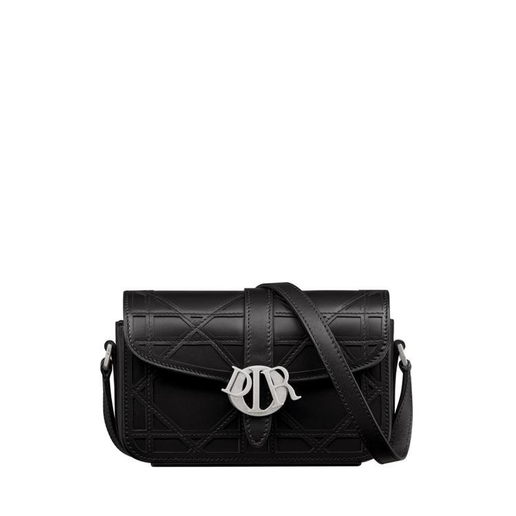Dior Charm黑色Cannage籐格紋迷你肩背包，90,000元。圖／Dior提供
