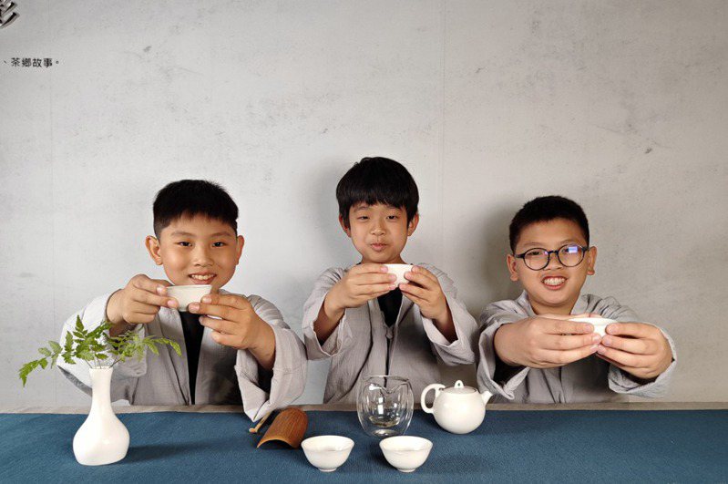 位於新北的坪林茶業博物館近期與坪林國小合作「小茶人曉茶席」計畫，由小學生駐館設茶席為民眾奉茶，讓民眾參觀博物館的同時也增加更多「溫度」。圖／茶博館提供