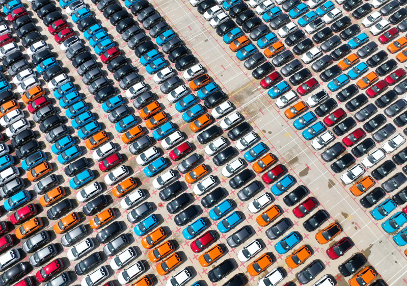中國去年已超越日本，成為全球最大汽車出口國。圖為3月12日，4,000輛上汽集團乘用車正準備從福州港運往荷蘭、埃及、英國等國。（新華社）