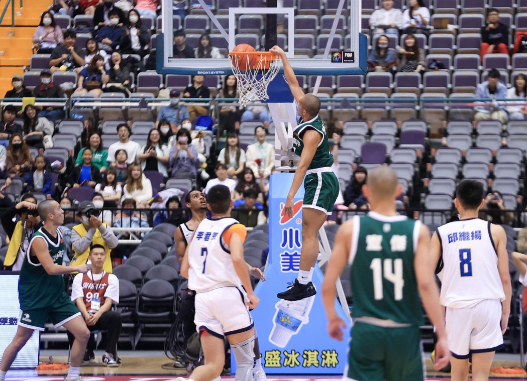 HBL高中籃球聯賽男子組季軍戰，松山高中林現惟（中）手感不佳，僅靠著灌籃拿到2分