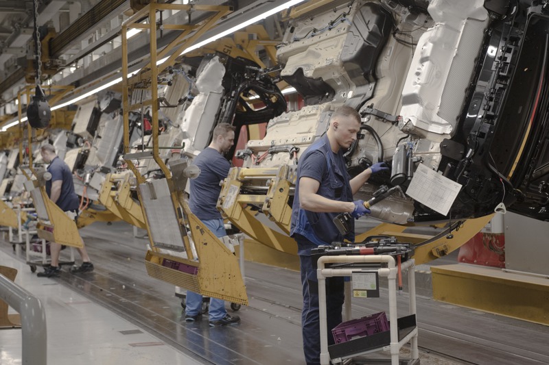 老牌車廠BMW曾被視為落後於電動車大廠特斯拉，但該公司現已有能力可與特斯拉競爭。圖為BMW慕尼黑廠員工在裝配線上工作。圖／紐約時報