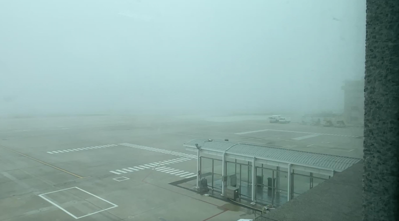飞机与船班是金门往返外地的重要工具，但受到浓雾影响，今下午1时30分过后的班机共16班全数取消，影响近千人。记者蔡家蓁／摄影