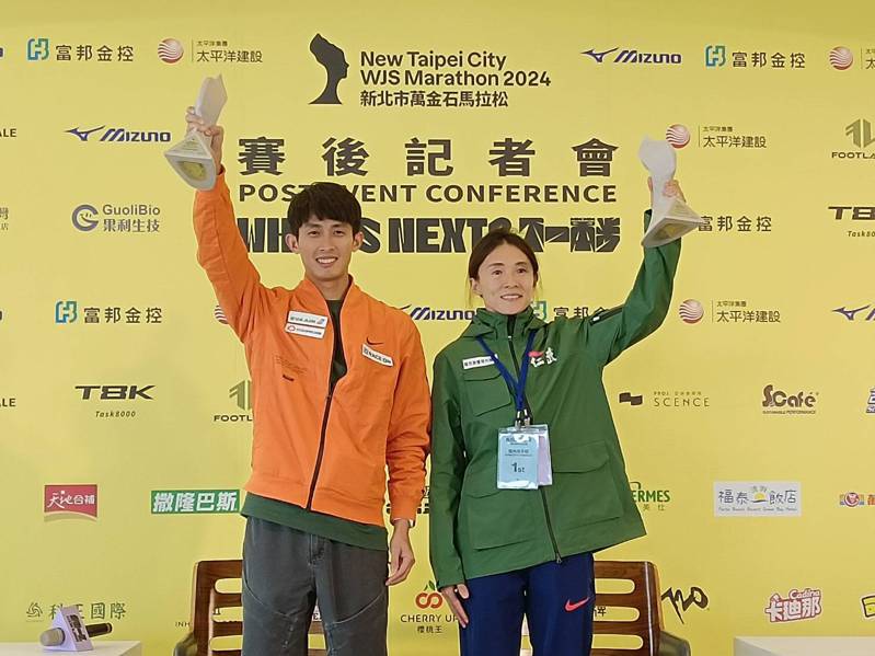 台灣長跑女將謝千鶴（右）拿下今年萬金石馬拉松國內女子組冠軍；左為國內男子組冠軍周庭印。記者邱瑞杰／攝影