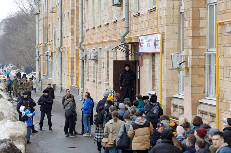 俄罗斯民众17日在总统大选最后一天中午左右，在一处投票站外排队投票。路透(photo:UDN)