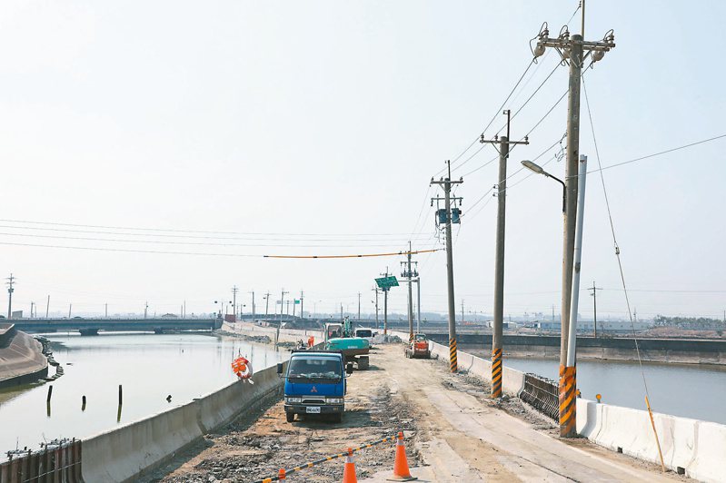 嘉義縣布袋鎮的縣道161線龍宮橋去年重建完工，縣府正進行引道整修工程。圖／嘉義縣政府提供