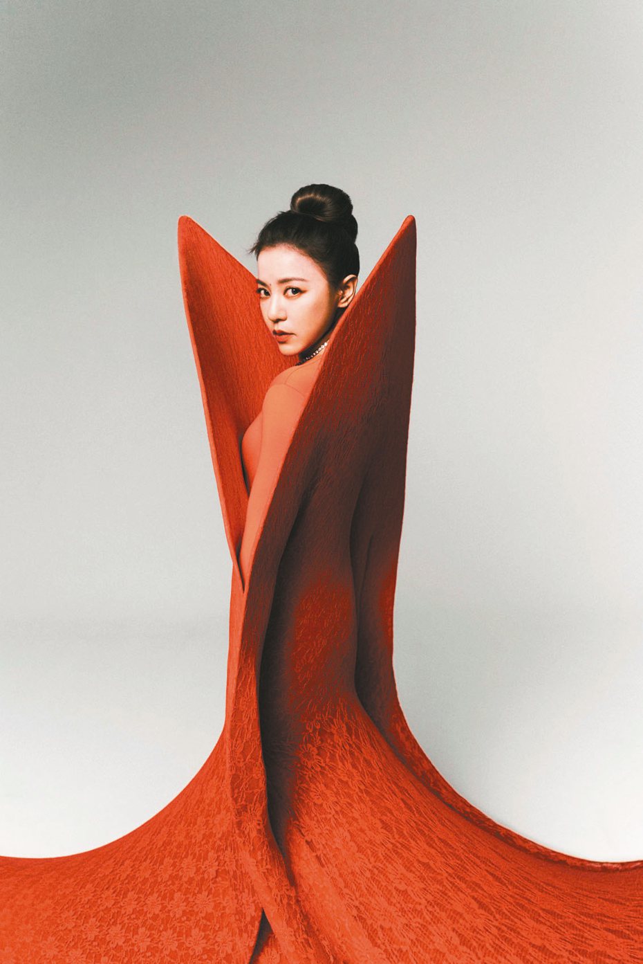 丁噹穿著豔紅特殊造型設計服拍攝新作「日與夜，跟自己說晚安」封面。圖／相信音樂提供