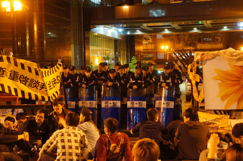 2014 年 3 月 23 日晚上至 3 月 24 日凌晨，行政院調度來驅離示威...