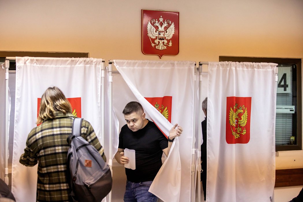 2024年3月17日，俄羅斯駐摩爾多瓦大使館，一名男子從俄羅斯總統選舉的投票間走...
