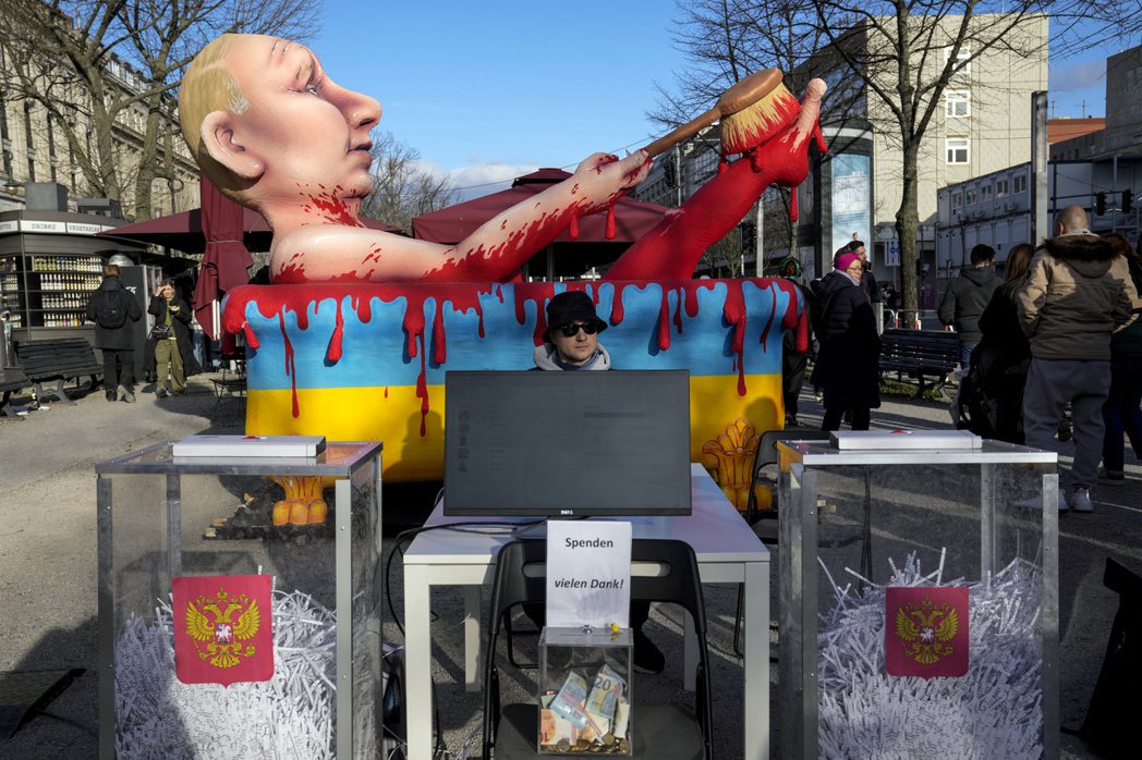 2024年3月17日中午過後，俄羅斯駐柏林大使館投票站附近舉行抗議活動，展示了裝...