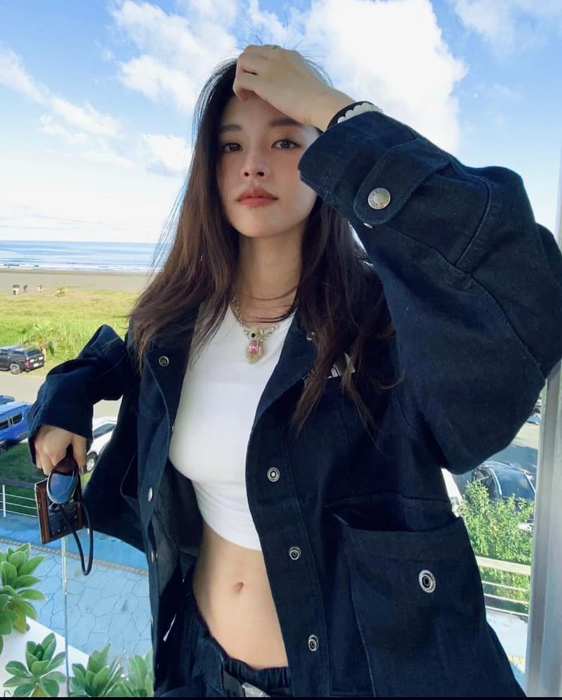 《愛愛內含光》詹子萱魅力穿搭 4. 牛仔外套
圖片來源：tzuhsuan.chan@Instagram