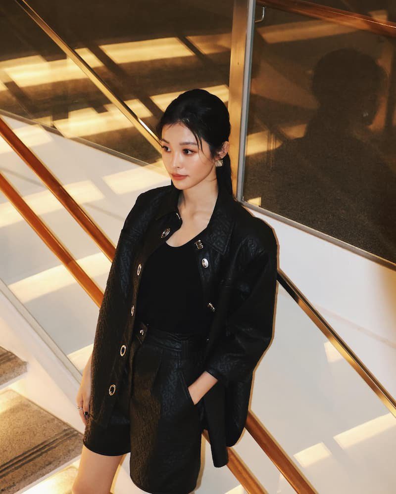 《愛愛內含光》詹子萱魅力穿搭 1. 全黑皮革套裝
圖片來源：tzuhsuan.chan@Instagram