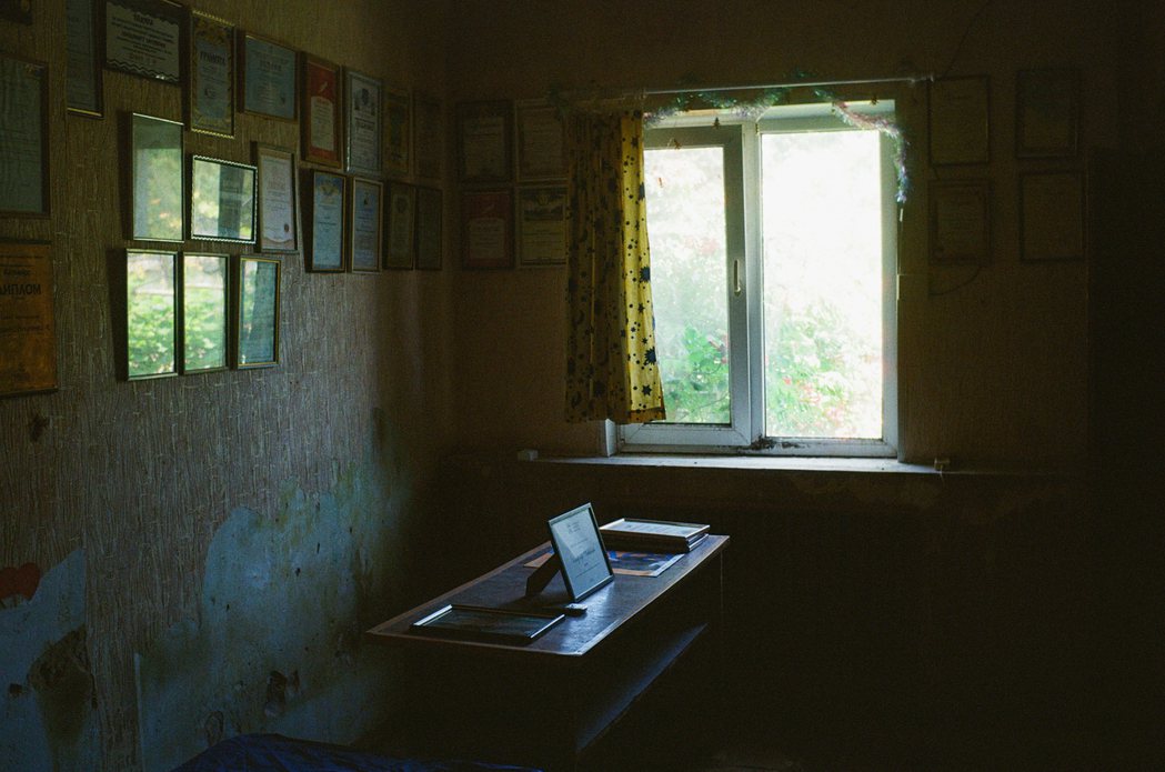 瓦庫連科的房間，桌上是他最後一個獲得卻無法領取的文學獎項。 攝影／曹雨昕　