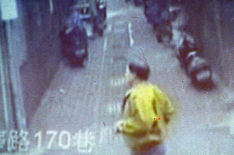 最高檢察署在319槍擊案後公佈案發當天陳義雄被攝影機拍攝的畫面。圖／聯合報系資料照片