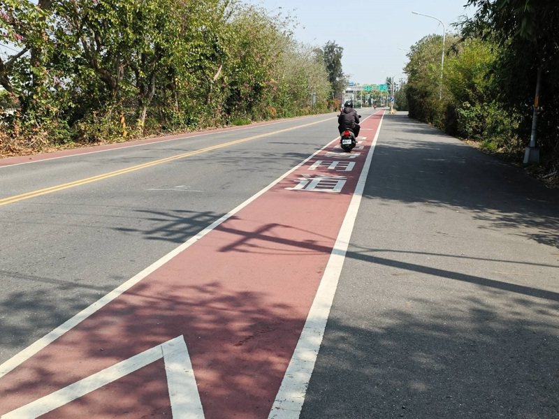 西螺大橋往彰化縣溪州鄉中山路畫出一段環島自行車專用道，常有民眾誤以為是機慢車道騎上去。圖／民眾提供