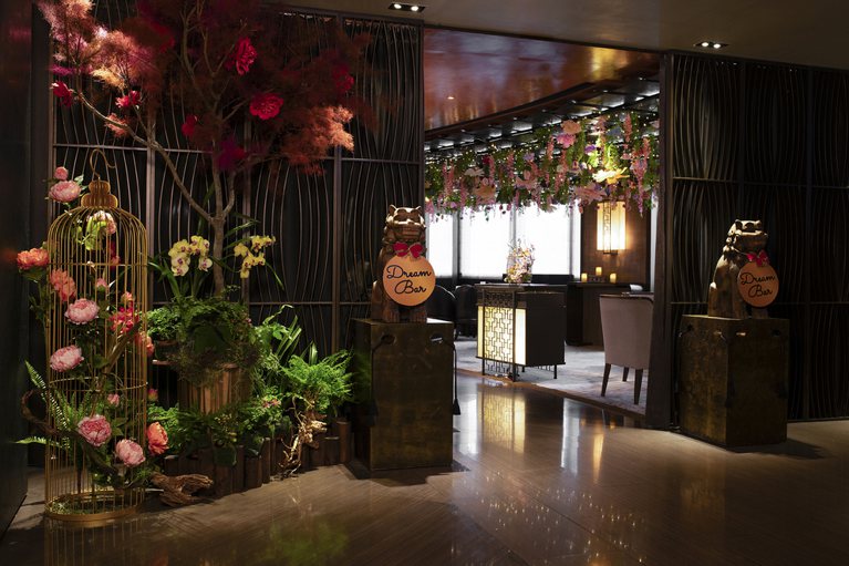 台北遠東香格里拉六樓李白居化身Dream Bar秘境花園，入口以優雅花藝裝置引人入勝。 圖片提供／台北遠東香格里拉飯店