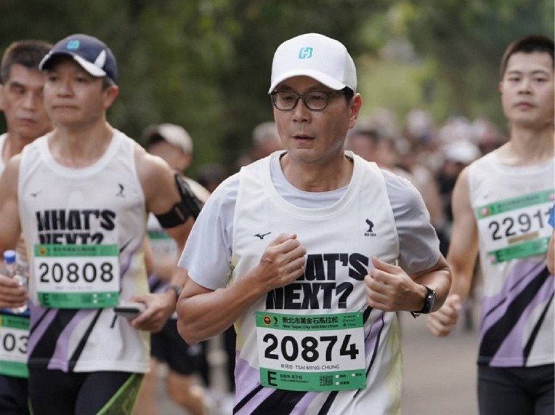 富邦集團董事長蔡明忠首度參與萬金石馬拉松路跑，帶來Run For Green™倡議計畫，要號召跑者一起用跑步的公里數，為地球來種樹。圖／紅樹林有線電視提供