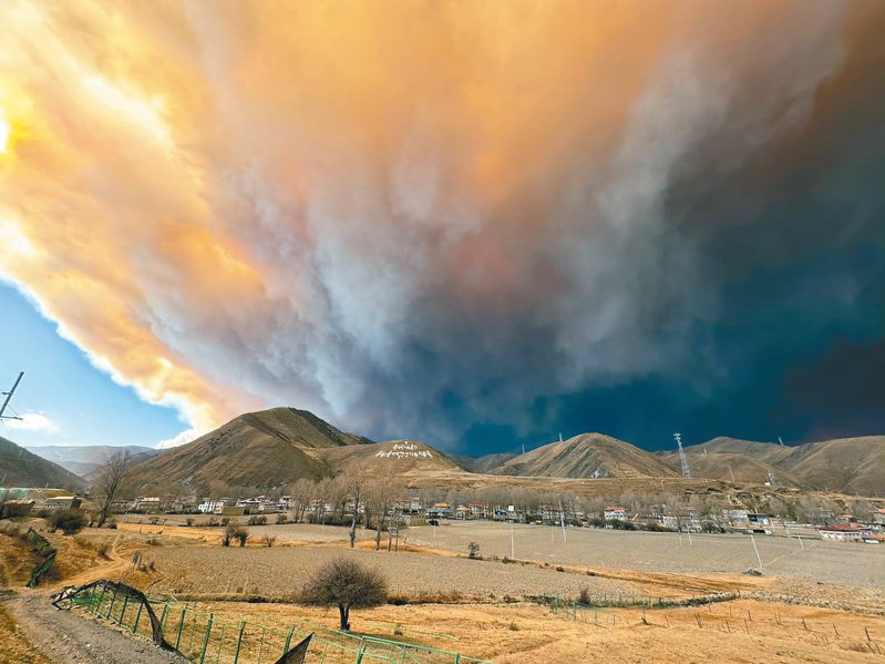 大陸四川甘孜州雅江縣近日發生森林大火，強風下火勢迅速蔓延，受火災影響，遠在幾百公里外的成都天空都變成黃色。（新華社）