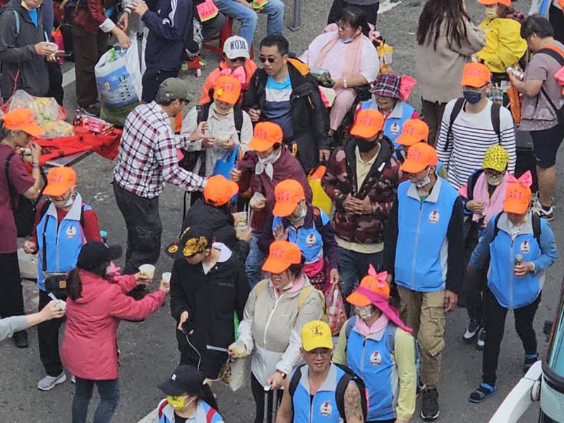 白沙屯媽祖進香今天走到台中大甲，沿途有許多人分送飲料和食物。記者游振昇／攝影