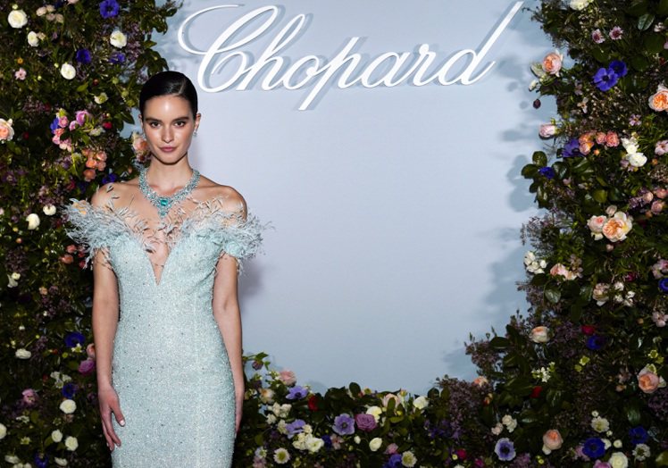 模特兒展演蕭邦最新高級珠寶和卡羅琳舍費爾的高級訂製服系列。圖／蕭邦提供