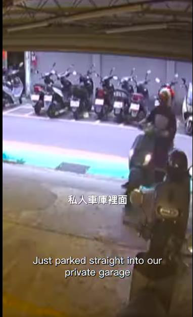 有一位陌生人将摩托车迳自停在王阳明公司的私人车库内。图／摘自脸书