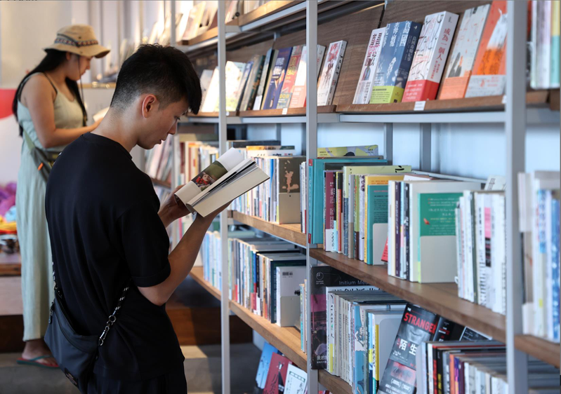 當閱讀行為改變，買書的人愈來愈少，書店在百貨商場存在必要性引起討論。本報資料照片