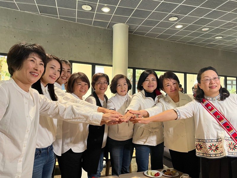 台中市长卢秀燕发起「女性县市长联盟」，9人合体，都穿白上衣。卢秀燕不肯站中间，退到左二合照。记者洪敬浤／摄影