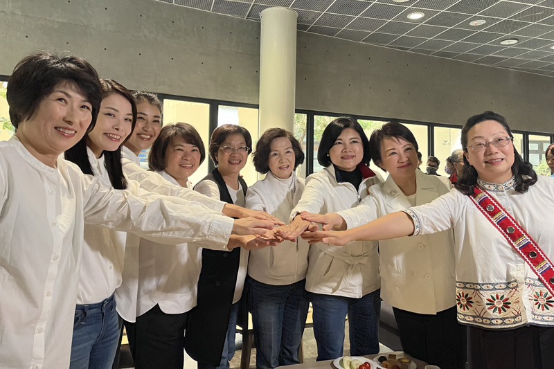 台中市長盧秀燕發起「女力縣市長聯盟」，九人合體都穿白上衣。盧秀燕不肯站中間，退到右二合照。記者洪敬浤／攝影