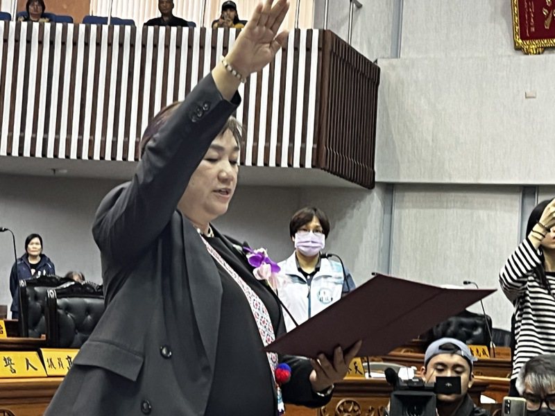 議員高美珠遞補第11選區議員，今天上午宣誓就職。圖／台東縣議會提供