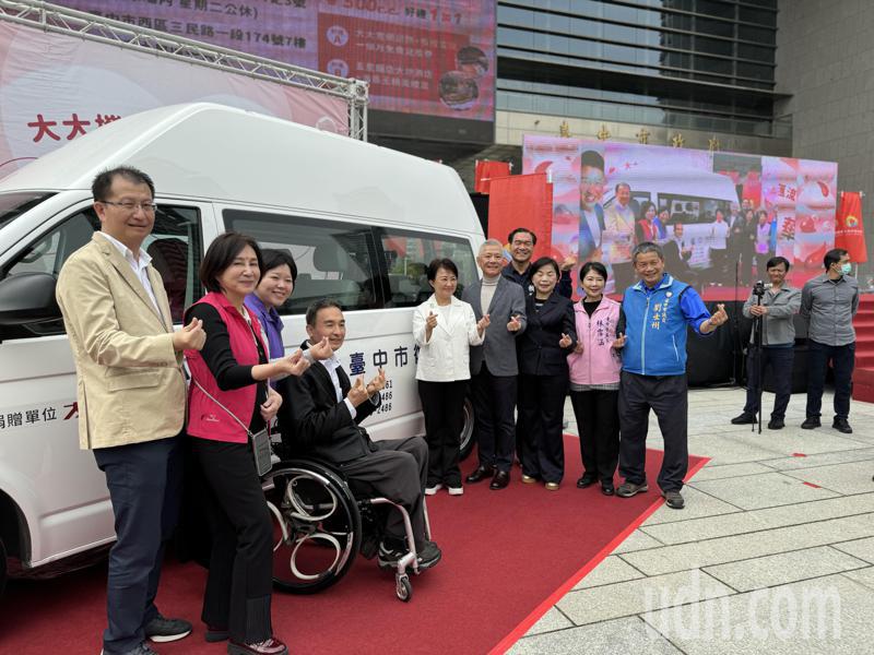 民間企業捐贈台中市政府1輛高頂復康巴士，提供身障者復康就醫服務。記者劉柏均／攝影
