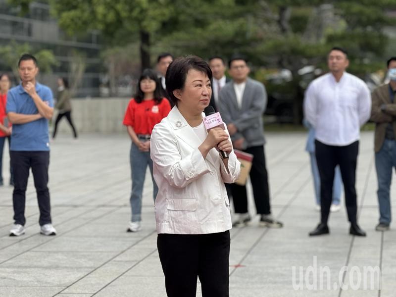 台中市长卢秀燕感谢民间企业，举办活动招募捐血，并捐赠复康巴士，为弱势尽份心力。记者刘柏均／摄影