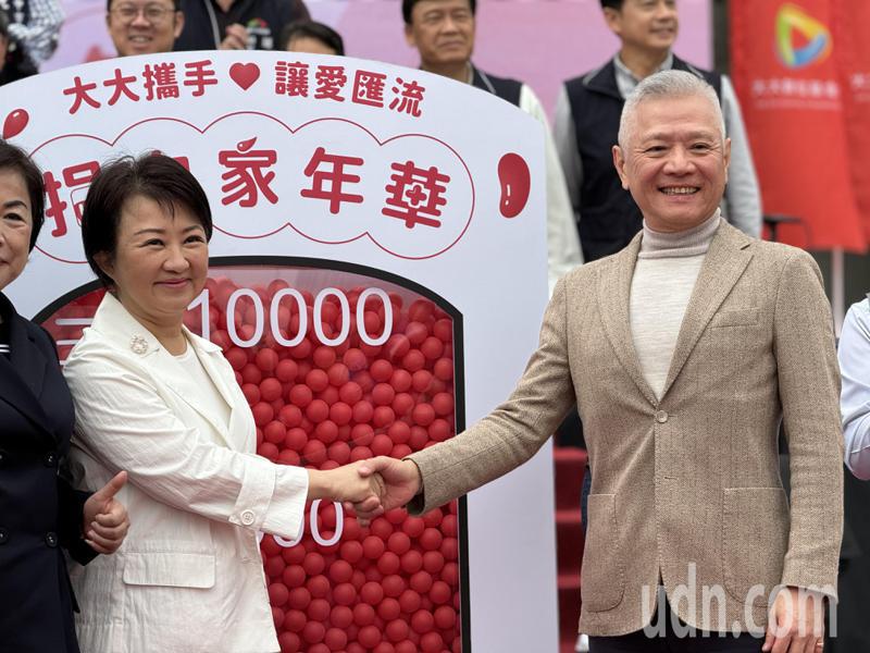 台中市长卢秀燕（左）出席大大慈善数位基金会董事长戴永辉（右）企业举行「捐血嘉年华活动。记者刘柏均／摄影
