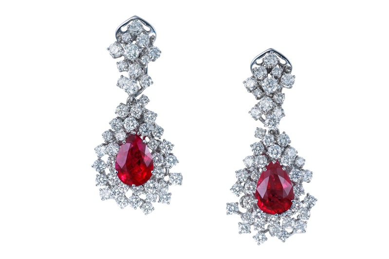 李圣经配戴的Mimosa 18K白金钻石与红宝石耳环，镶嵌8.07克拉缅甸有烧红宝石，约272万元。图／戴美安妮提供