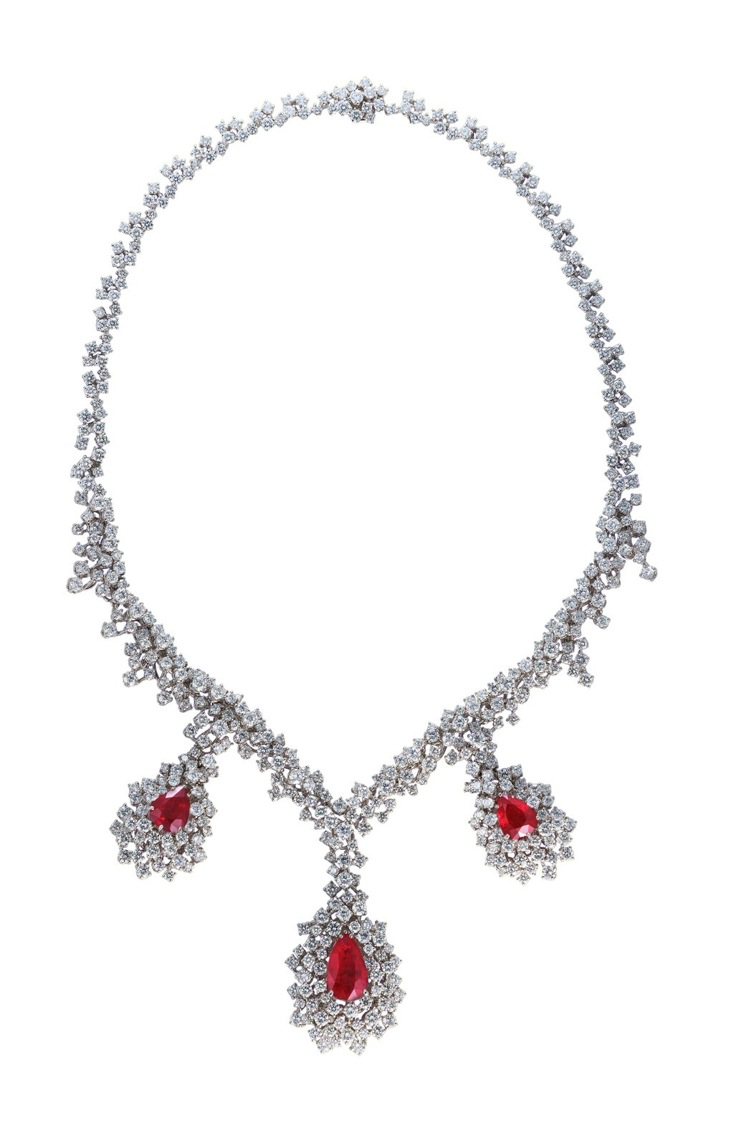 李聖經配戴的Mimosa 18K白金鑽石與紅寶石項鍊，鑲嵌11.73克拉緬甸有燒紅寶石，約688萬元。圖／戴美安妮提供