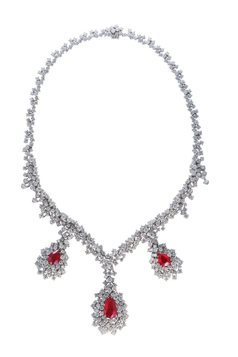 李圣经配戴的Mimosa 18K白金钻石与红宝石项链，镶嵌11.73克拉缅甸有烧红宝石，约688万元。图／戴美安妮提供