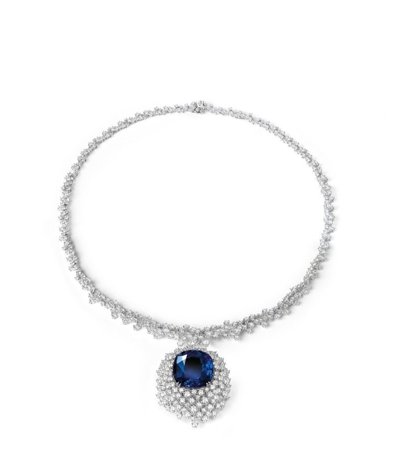 洁西卡雀丝坦配戴的DAMIANI Mimosa Eternal Blue永恒皇家蓝宝石钻石项链，约8,990万元。图／戴美安妮提供
