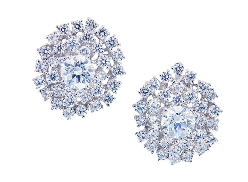 洁西卡雀丝坦配戴的Mimosa 18K白金钻石耳环，镶嵌2克拉钻石主石。图／戴美安妮提供