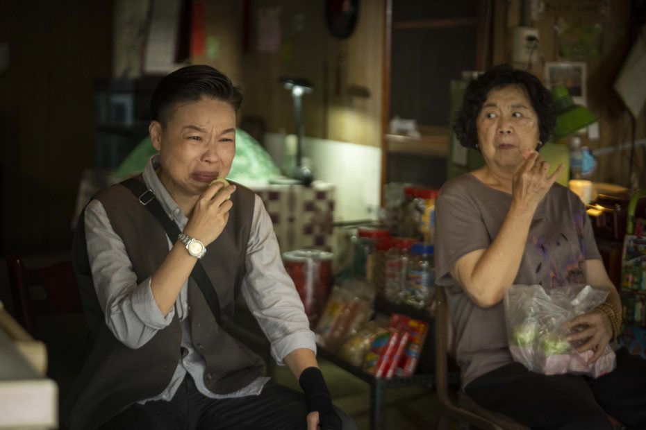 黃舒湄(左)與王滿嬌演出母女和解戲，當下淚流不止。圖／華視、LINE TV提供