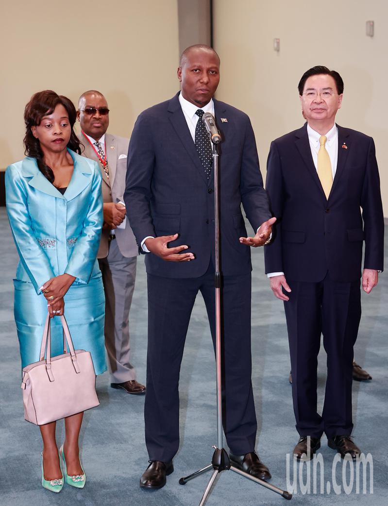 史瓦帝尼王国总理戴罗素（中）于机场发表谈话，左为总理夫人琵莉蕾，右为外交部长吴钊燮。记者黄仲明／摄影