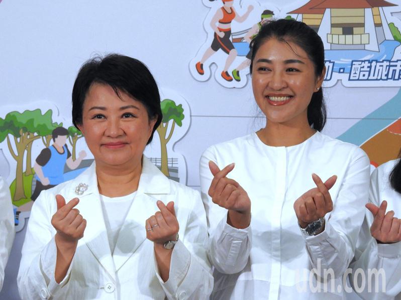 台中市长卢秀燕（左）今公开大赞南投县长许淑华（右）「将是下个世代重要的女性领导人」。记者赖香珊／摄影
