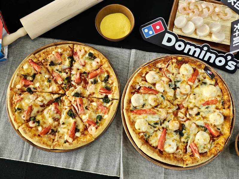相較於停售的「海鮮披薩」（圖左），「極致干貝海鮮披薩」整體用料更加豪華。記者陳睿中／攝影
